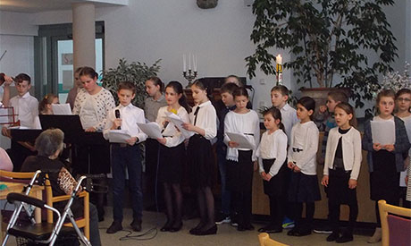 Kinderchor bei Besuch bei Maria im Tann